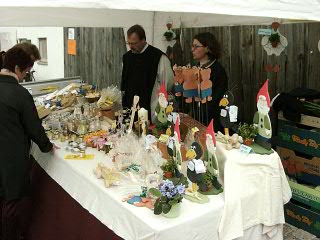 Der Stand der Abtei St. Severin auf dem Pankratiusmarkt in Biningen