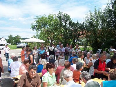 Zahlreiche Besucher genossen das schöne Wetter im Schatten der Bäume